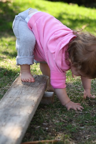 Immagine di un bambino intento a stare in piedi