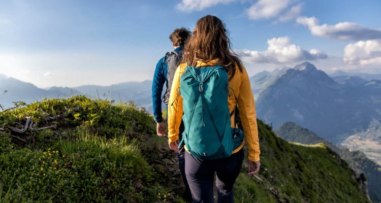 Immagine di una coppia in montagna