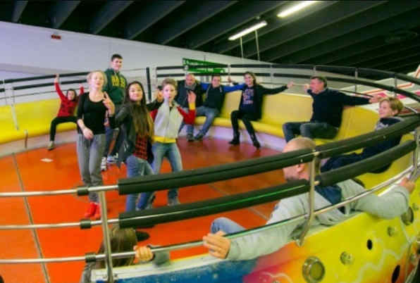 Immagine di persone sulla giostra Tagadà